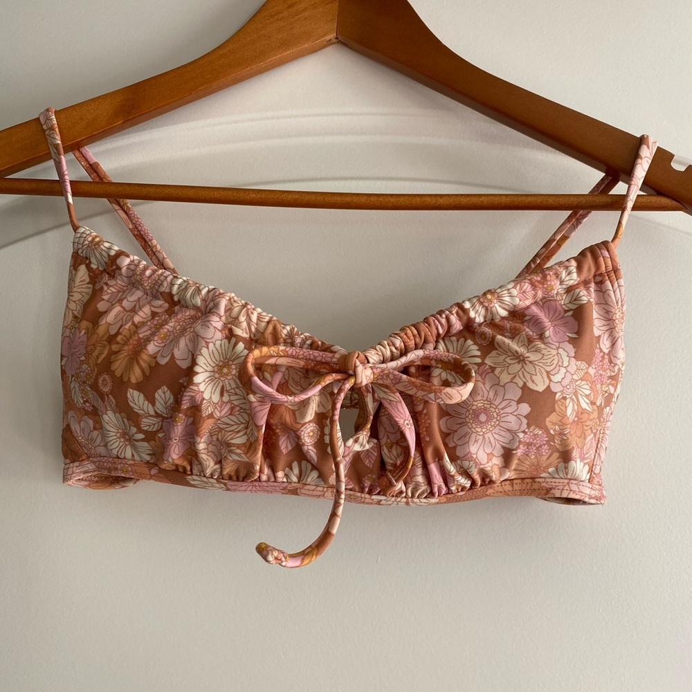 Xhilaration bikini top. EUC. Size Medium. Beige, pink, white. Adjustable.